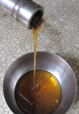 Extracting honey