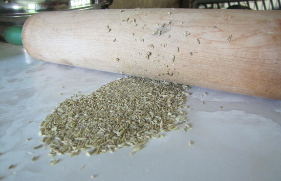 Crushing fennel seeds