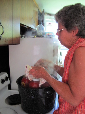 Hot water bath canning tomatoes