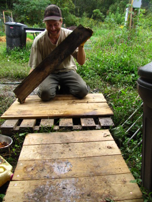 making use of free pallets to make a simple porch