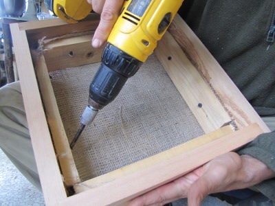 how to attach the burlap quilt on a Warre hive box