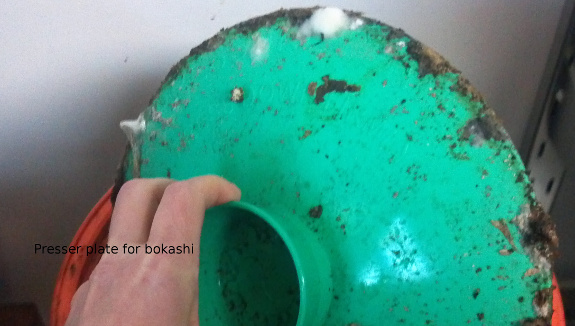 Bokashi pressure plate