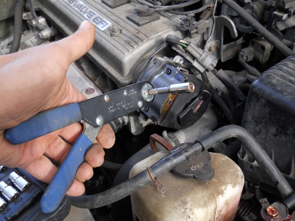 using a squeeze wrench to replace a distributor cap on a Toyota 1994 Carolla