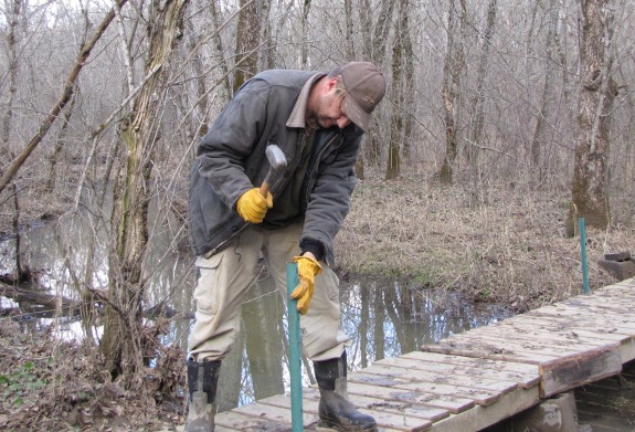 using a metal fence post to anchor the swamp bridge