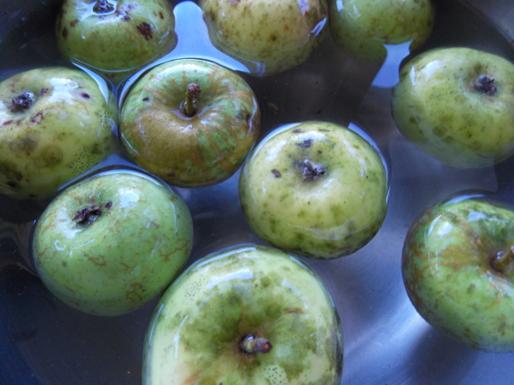 Washing apples